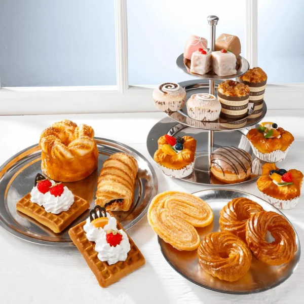 Brot & Kuchen^DecoWoerner Petite Four Erdbeere Lebensmittel-Attrappe orange