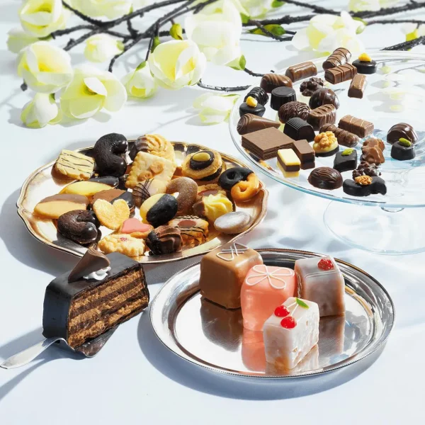 Brot & Kuchen^DecoWoerner Petite Four Erdbeere Lebensmittel-Attrappe orange