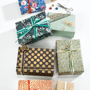 Geschenkpapier | Go Green - Nachhaltige Geschenkverpackung^DecoWoerner Recyceltes, es Kraftpapier Mit Silbernen Streifen – 50 M Geschenkpapier-Rolle grün