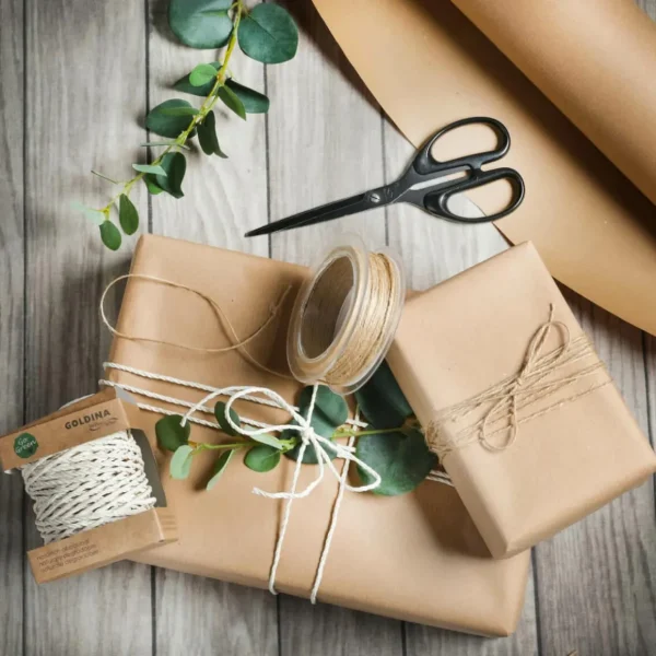 Geschenkpapier | Go Green - Nachhaltige Geschenkverpackung^DecoWoerner Umweltfreundliches Recyceltes Geschenkpapier Kraftpapier, Secare Rolle 50 M braun