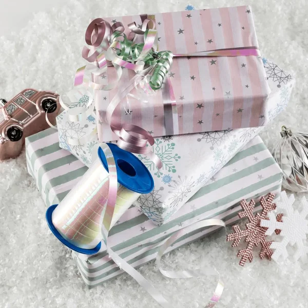 Geschenkpapier^DecoWoerner es Kraftpapier Mit Schneeflocken In Hellblau, Rosa, Silber & Mint – 50 M Geschenkpapier-Rolle weiß