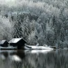 Xxl-Banner | Winterdeko^DecoWoerner XXL-Planenbanner "Beschneite Hütte Am See" Aus Schwer Entflammbarer LKW-Plane 300 X 400 Cm weiß